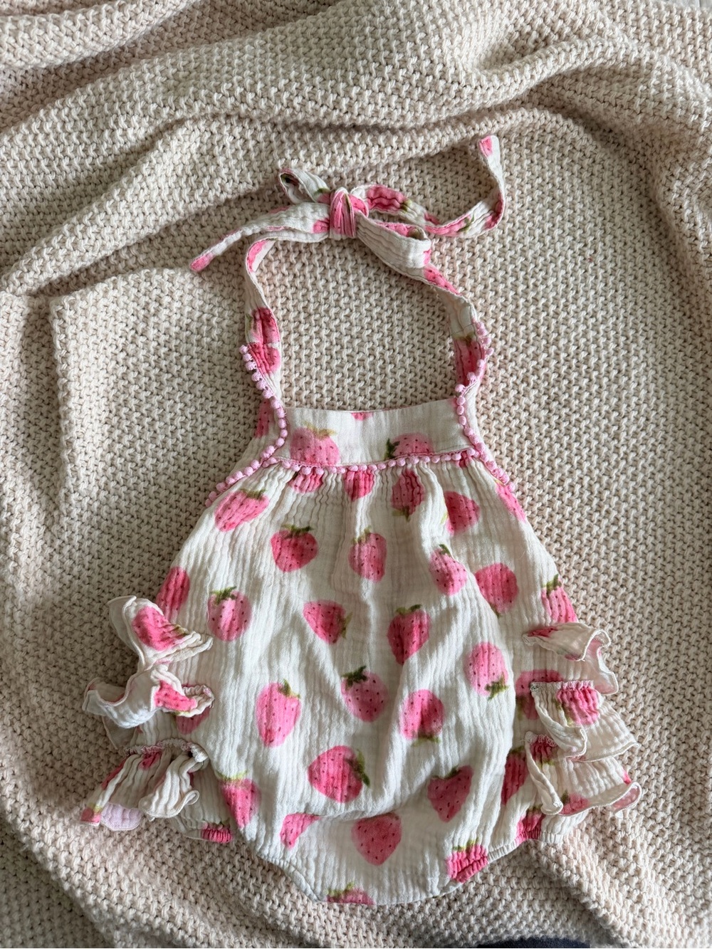 Cheeky Plum Ruffle Romper 18M EUC 🍓🌸